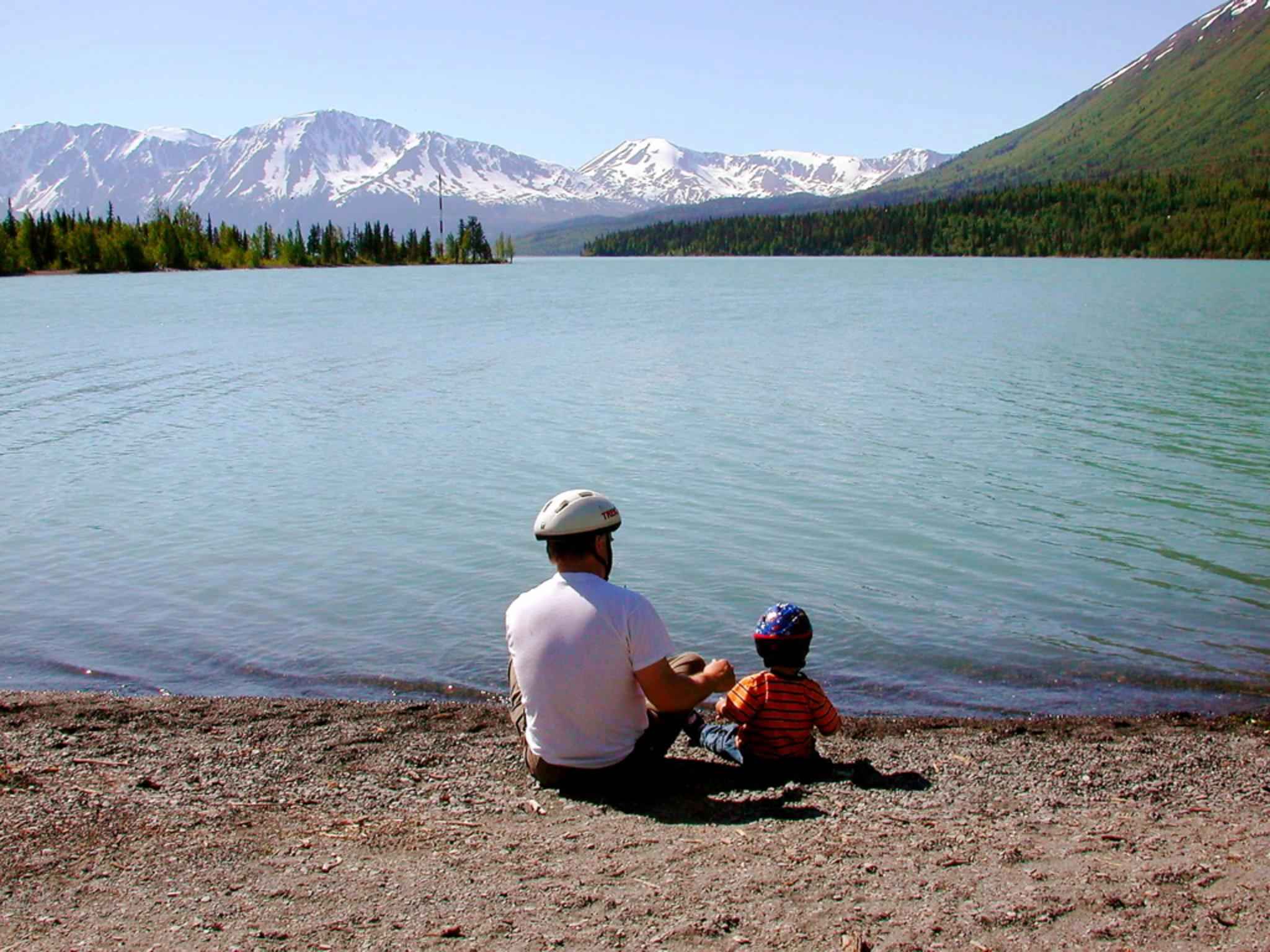Про озеро детям. Батьки озеро. Дети на озере. Озеро отца. С папой на озере.