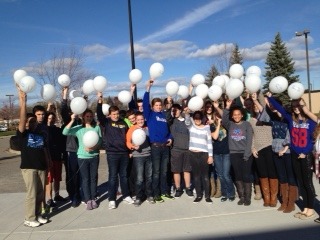 German students holding balloons for the 25th anniversary of the fall of the Berlin wall.